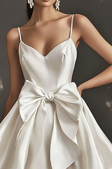 Robe de graduation en satin blanc à bretelles spaghetti avec nœuds